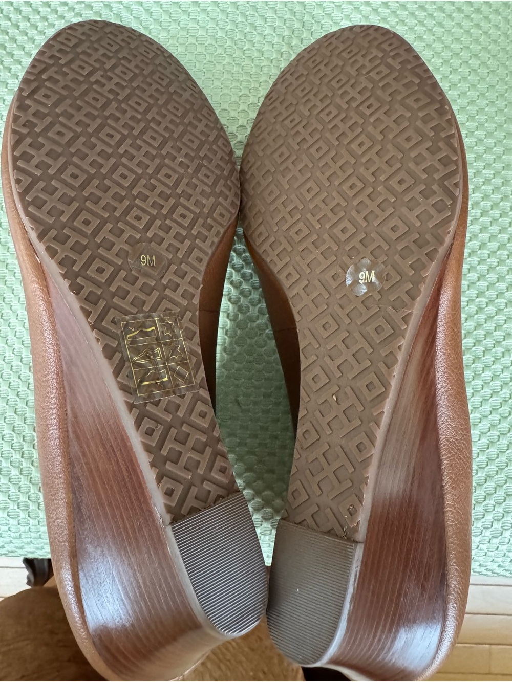Tory Burch Size 9 Walnut Brown Pebble Leather Logo 3” Wedge Round Toe Pumps NWOT - Picture 11 of 12